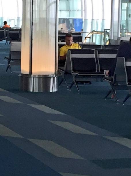 Solo e isolato. Ciro Immobile  sempre pi lontano da Dortmund? La Bild ha pubblicato su Twitter due foto dell&#39;attaccante isolato all&#39;aeroporto. 